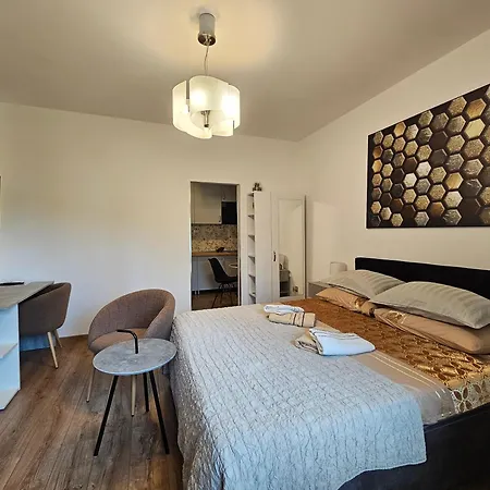 Apartment Zita - Heart Of Rovinj, For 2, Free Parking, 2min Center, 5min Walk *